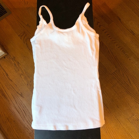 Off-white ribbed tank w/ lace flower appliques - Picture 5 of 8